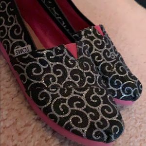 Pink and black TOMS sz.4 kids